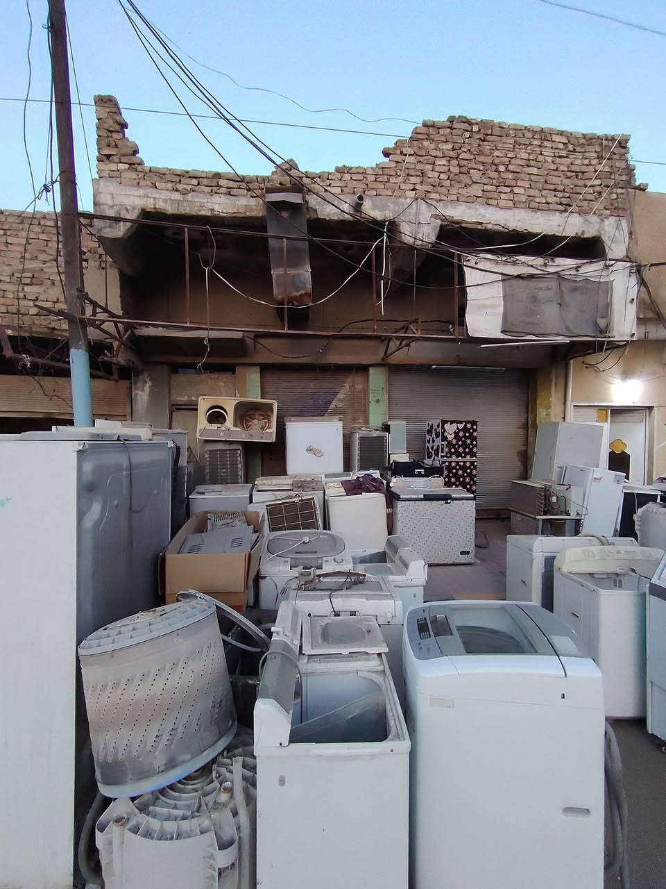 السلام عليكم بيت للبيع المساحه ٣٨٥ الواجه ٢١ متر ونص  المكان باب الخان شارع المحكمه مقابيل سجاد المصور للاستفسار ***********
