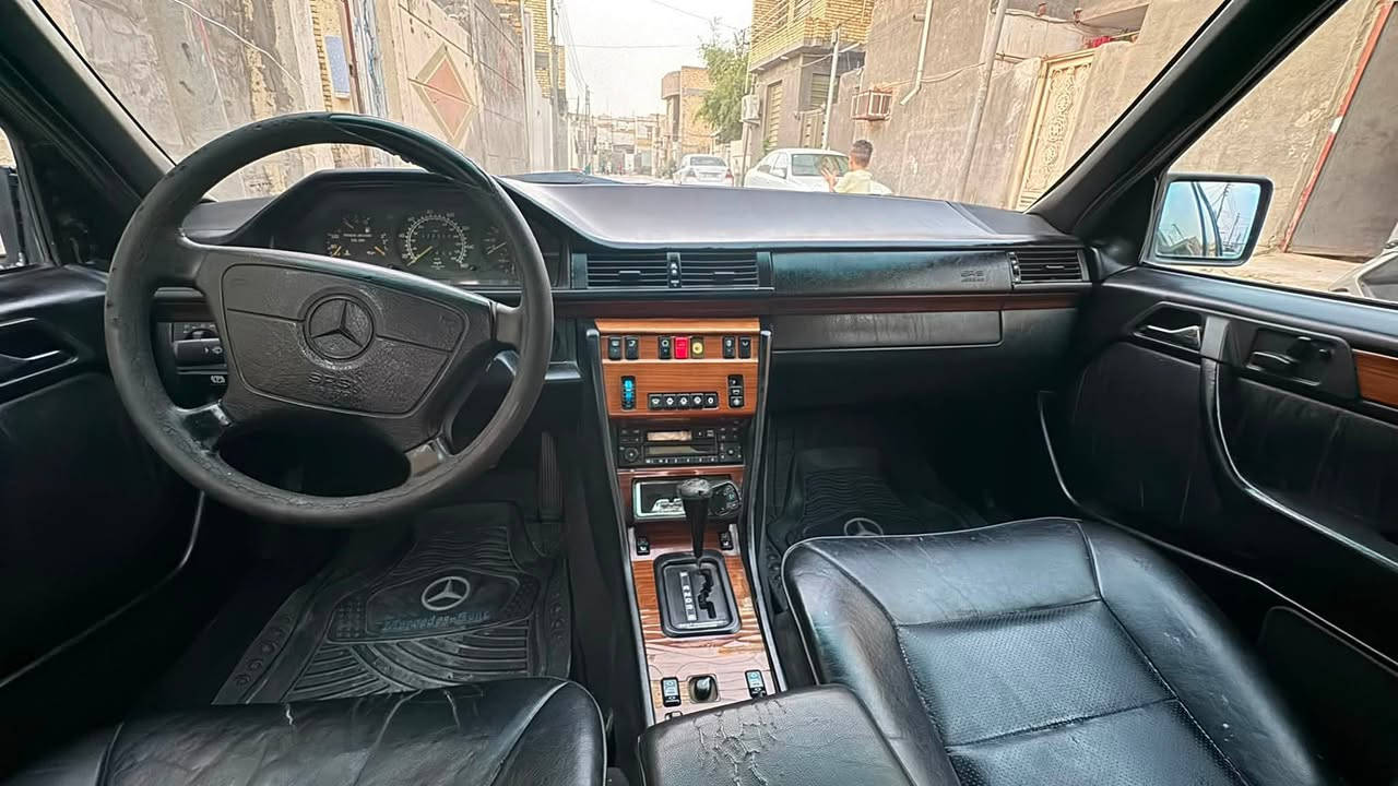السلام عليكم مرسيدس بيبي شبح موديل 94 مكينه E320 خراطيم كشنات جلد اسود والسياره فول مواصفات فتحه سقف ودواخل كهربائيه بالكامل باقي المواصفات اتصل على الرقم ‭***********‬
— في ‏‏الناصرية‏‏.
