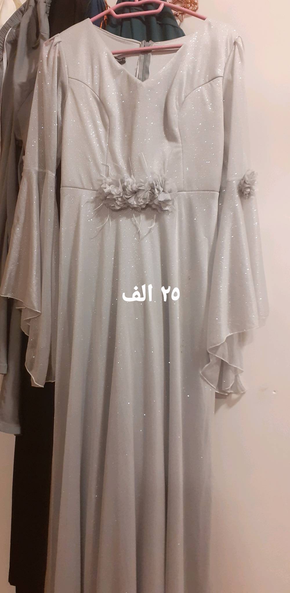 هذا قفطان أنيق بلون خمري مع تطريزات ذهبية بارزة وأحجار متعددة الألوان. مثالي للمناسبات الخاصة وحفلات الزفاف. القفطان يتميز بتصميمه الفريد والتفاصيل الدقيقة التي تضيف لمسة من الأناقة والجمال.