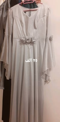 هذا قفطان أنيق بلون خمري مع تطريزات ذهبية بارزة وأحجار متعددة الألوان....