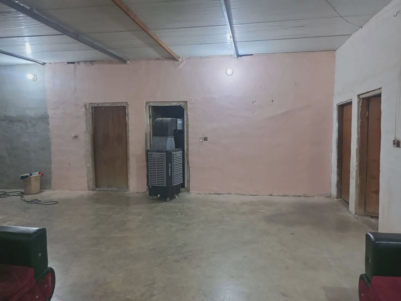 توكلنا على الله
منزل مساحه 500متر بناء 200متر سقف سندويتش الدار تتكون من 3غرف نوم 4*5 وصالة مشتركه وستقبال 5*8ومطبخ 4*5 وحديقة أمامية موقع على شارع عرضه الشارع15متر فرع مستقل والشراي يتصل على الرقم ***********
