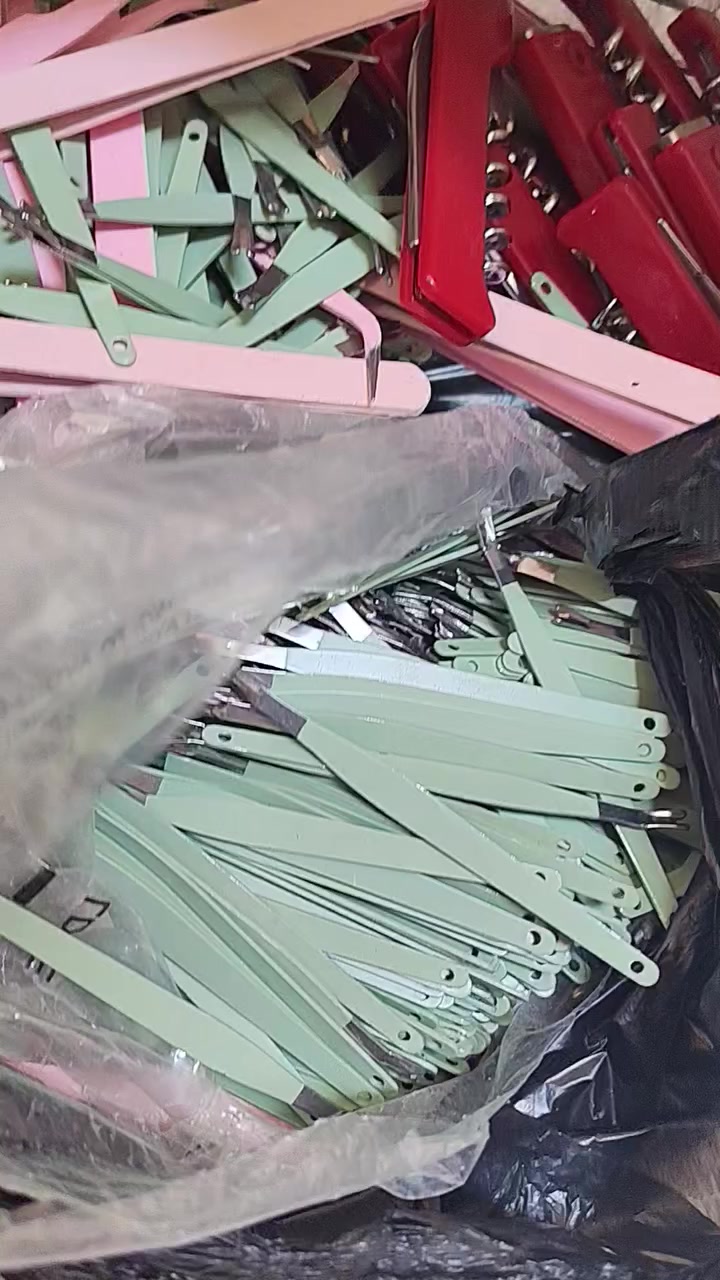 السلام عليكم شباب هذني طلعن عندي
بل امزون جديد تقريبا بيهن من٥٠٠ ال٧٠٠ او اكثر ما اعرف شكد بلضبط 
 اريد ابن حلال يقيمهن ويكلي شكد يسون والي يفيدنه يخابرني  ***********
