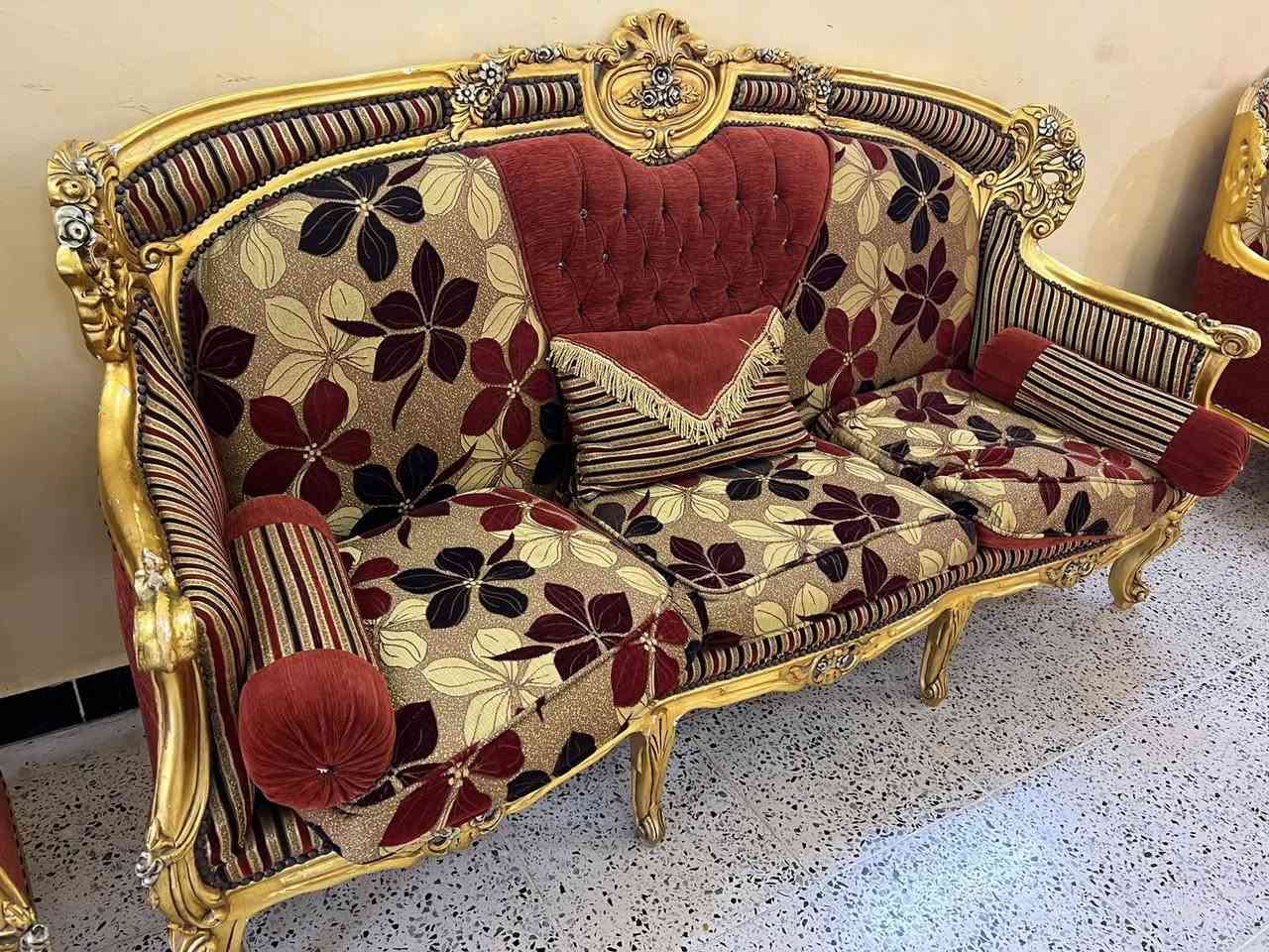السلام عليكم
تخم ونص زان مصري ملكي 15 مقعد 

3 قنفة 6 كرسي 2 طبلة كبير حجر مرمر 3 طبلة صغير 

 السعر مليونين للتواصل واتساب ***********
