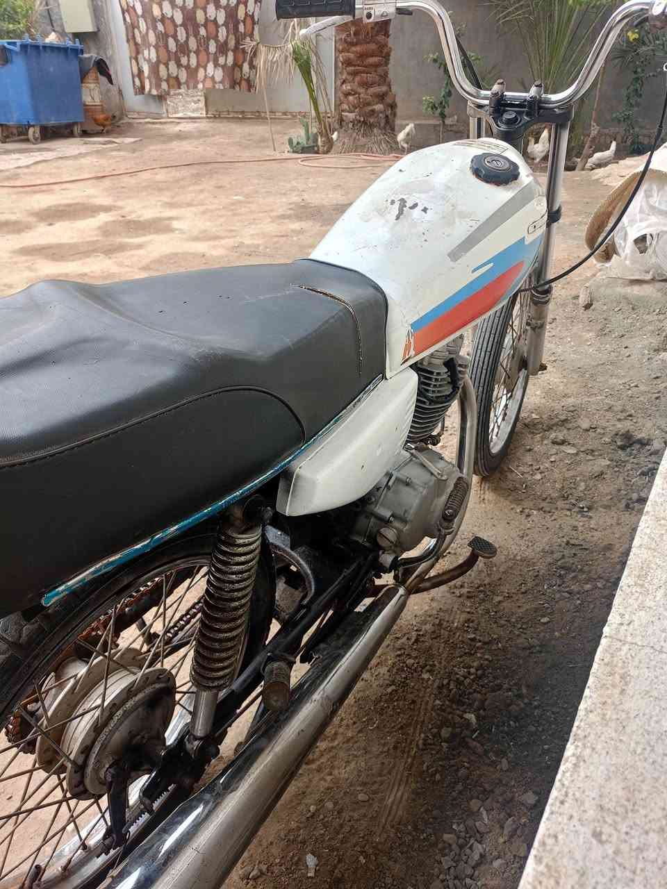 دراجه ارشه كلك مابيها شي ورقم الشاصي والبليته موجودات
عندك بس الستانه الـ 8 طاكه سعرها 250 وبيها مجال حك الجيه
مكاني طويريج شط ملاء خيرات 
الرقم:  ***********
