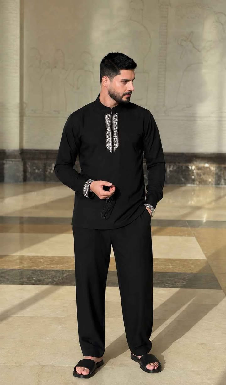 🦁 زي شور رجالي شبابي بتطريز يدوي🖤 

☑️ مناسب للطلعات، الزيارات، المناسبات بااللون الأسود المميز سيد الألوان 🖤🖤😍

✔️يأتي بتطريز فاخر وأكمام طويلة 
✔️سحاب مخفي بالعنق 
✔️قماش گريب تركي فاحم فول ليكراا
✔️تطريز أنيق باللون الفضي والذهبي ✔️

القياسات M/L/XL/2XL/3XL

السعر 18 الف 
🚘يوجد خدمة توصيل لجميع محافظات العراق 5 الاف🚘 بغداد, العراق


**إذا كنت صاحب هذا الإعلان وتريد حذفه لأي سبب، رجاءا أرسل رسالة إلى الدعم الفني**