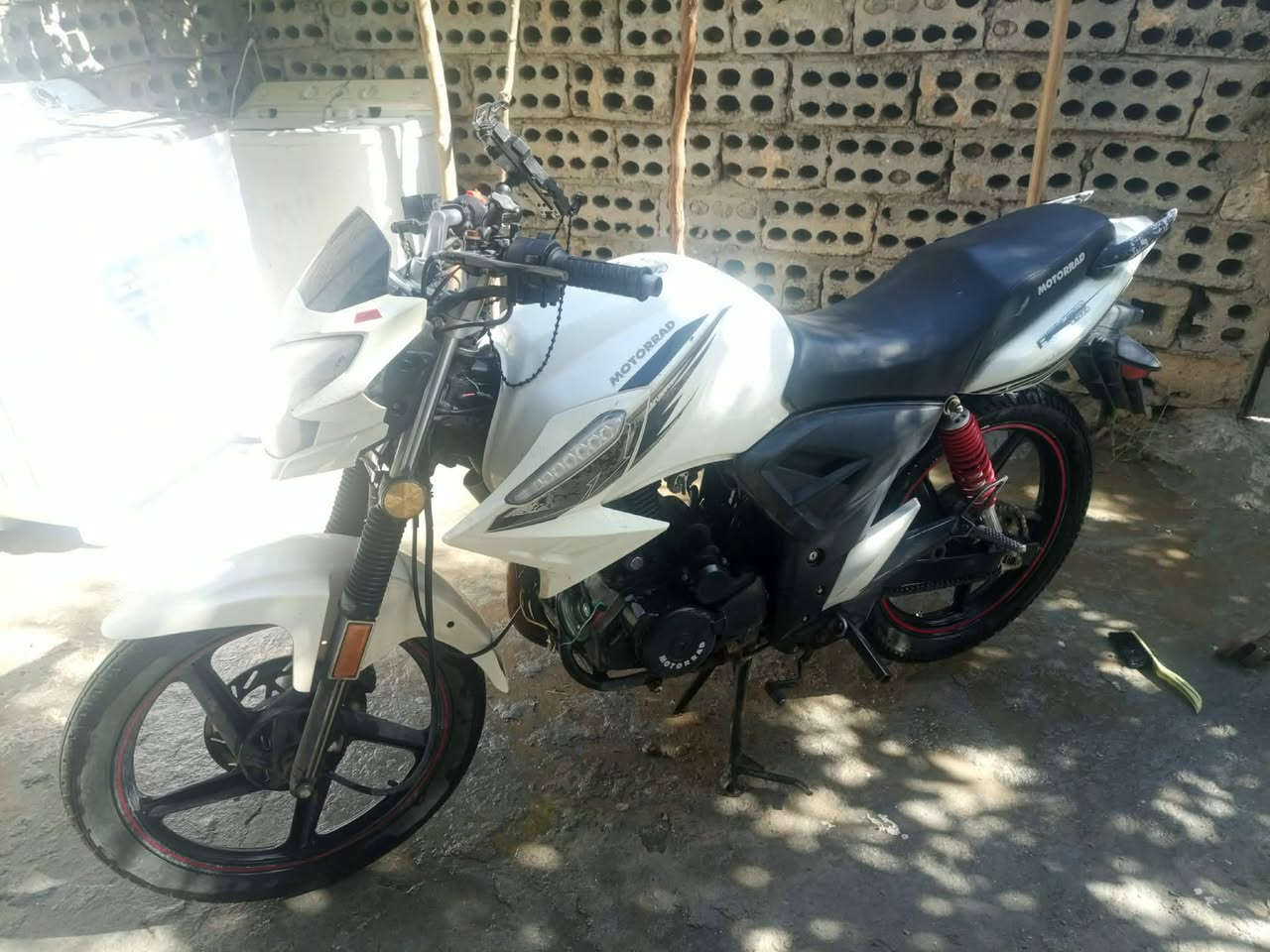 سلام عليكم شباب دايون بطح مكينه ٢٠٠ سيسي مكينه لك مامفتوحه دراجه جديده أوراق اصولي موديل 2023نقص بس اشاير مكانه حله سياحي السعر ٧٥٠ وبيه مجال حك الجيه ***********
