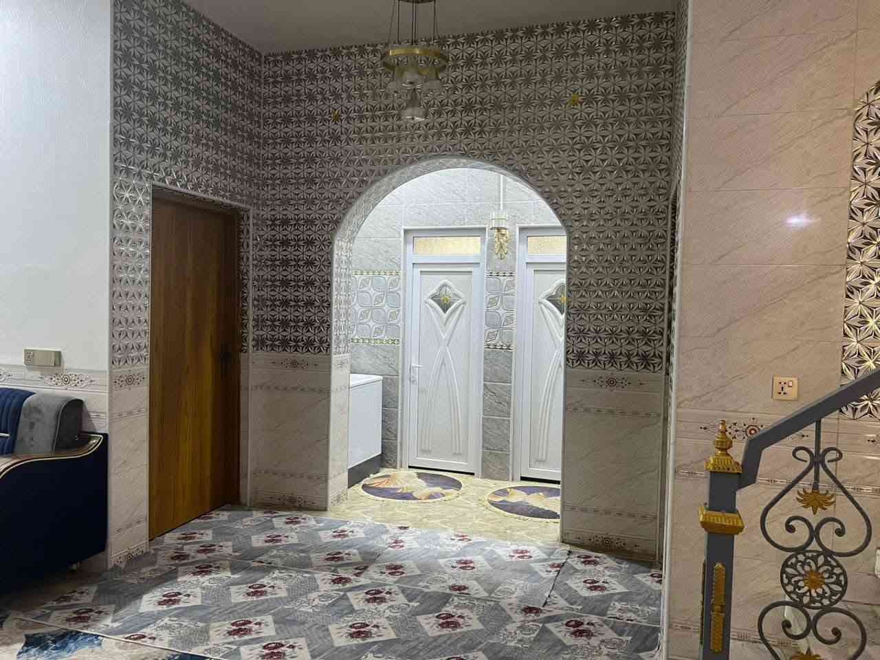 السلام عليكم
  دار للبيع مكان مميز جدا 
طابو زراعي سند25 
نوع البناء //طابوق السقف صب كونكريت تنفيذ ومتابعته مهندس مدني
تحويل البيت ثاني يوم بعد الشراء
العنوان / /بابل المدحتيه 
حي علي قماره والخروج حي الحوراء شارع حسينية عبد الخضير 
ركن على شارعين 
بناء حديث 
عرض الشارع ٨متر
المساحة//٣٤٠متر 
الواجهه //١٣ونص متر
قريب على التبليط جدا 
خدمات كامله من ماء وكهرباء وتبليط ومجاري خارجيه
السعر/١٧٠وبي مجال
تفاصيل البيت
استقبال 
صاله كبيره 
عدد الغرف ٢
مطبخ حار وبارد
طارمه كراج سياره كبير
حديقه
منور خلفي وجانبي 
مجمع صحيات داخليه وخارجيه
البيت موقع حلو وجيد جداً 
عرض الشارع ٩متر
للاستفسار
مراجعة  مكتب دلالية وائل الهندي 
***********
ابو علي*********** 
مكتب دلالية وائل الهندي بابل المدحتيه الحمزه الغربي ع شارع 60 قرب سلوان ابو الكاشي مقابيل فرع علي قماره
