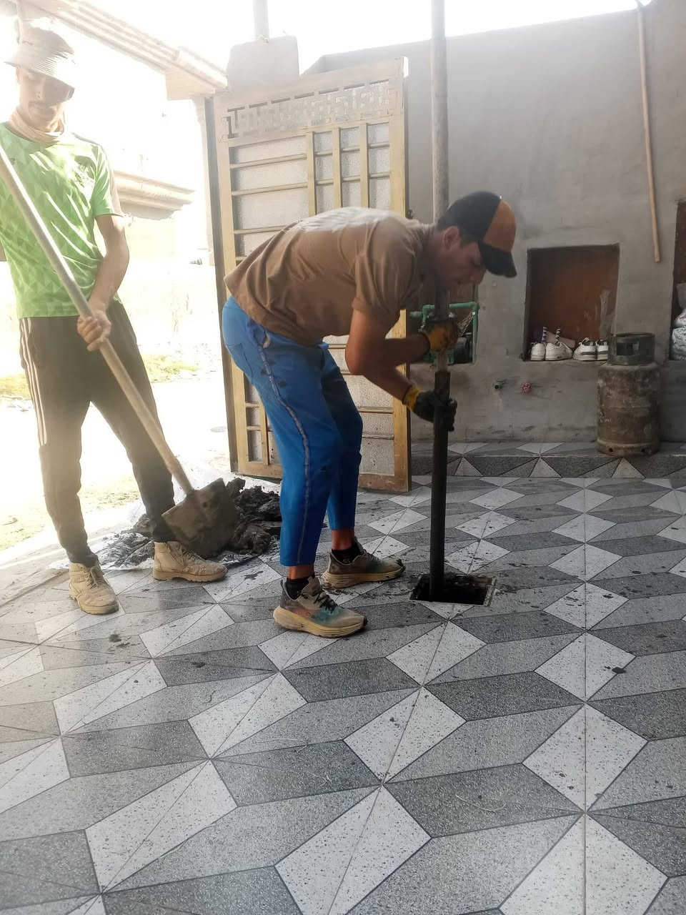 ابو منتظر لحفر البراين للمخازن لتصريف مياة منها اطي ضمان بشغلنه متسحب بعد سعر الحفر 100الف بوري على ابو بيت ***********حنه بابل محاويل
