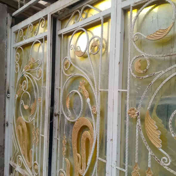 للبيع بيت ملك صرف مساحه 200 متر وجهي 10 نزل 20  غرفتين جوه ثلاث غرف فوق  بعدين ما كاملات البيت طابقين  وحديقه وكراج  مكان بيت حي الشهداء قرب 7 نيسان *********** قل من طرفي مندوبه رقيه رقيه هاي امانه الله عندك
