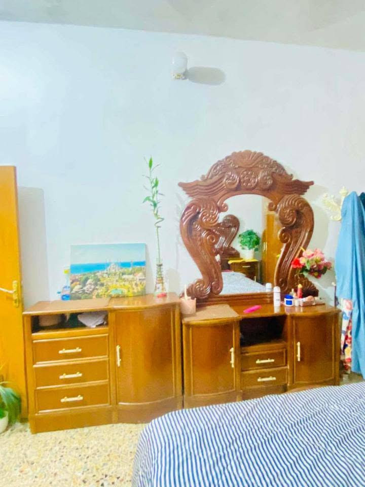 سلام عليكم غرفه نوم خشب عراقي غرفه اخت جديده مستعمله فقط 3 اشهر مال عرسان عارضها مليون وبيها مجال بسيط غرفه احله من صور متواجد فيس واتساب ***********
