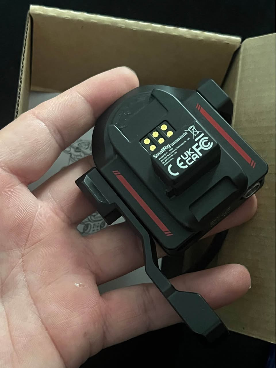 هذه قطعة احترافية ومهمة جداً لبناء ريج سينمائي (Cinema Rig)؛ وهي SmallRig Power Supply Base Plate (موديل 3252) المخصصة لمثبتات حركة كاميرات DJI (متوافقة مع DJI RS 2 / RS 3 Pro / RS 4 Pro).
تُستخدم هذه القاعدة لتثبيت الجيمبل (Gimbal) على الفيديۆ دۆلي (Video Dolly)، أو الكرين (Jib/Crane)، أو قواعد التثبيت بالشفط على السيارات (Suction Cup Mounts). الميزة الأساسية لها هي أنها تسمح لك بتشغيل الجيمبل وإمداده بالطاقة المستمرة عبر بطاريات خارجية ضخمة (مثل پاتري V-Mount) من خلال كيبيل مخصص، دون الحاجة لتركيب مقبض البطارية الأصلي للجيمبل. أربيل, العراق


**إذا كنت صاحب هذا الإعلان وتريد حذفه لأي سبب، رجاءا أرسل رسالة إلى الدعم الفني**