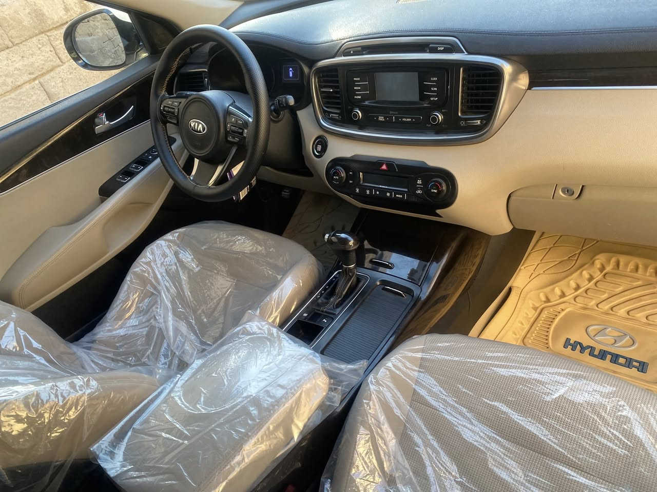 السلام عليكم  سورنتو 2018  للبيع رقم اربيل  السياره كفاله ضربه و تبديل  ما عده بيه بارد اثر شخط ب الباب اليمنه الورا كد اصبع و قبق الصندوك بي شبر بارد  و الباقي كفاله الموصفات فول ما عده البنورامه  السياره بصمه و كشنات كهربائي  6 سلندر 7 راكب 
مكاني البصره 
السعر 220 و بيه مجال  
***********
