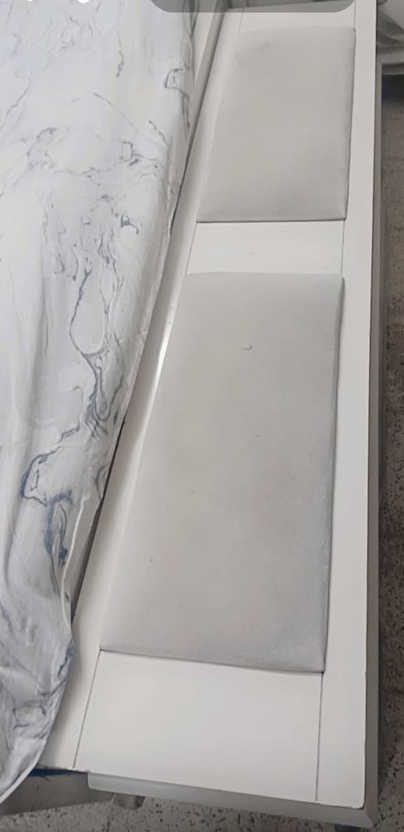 السلام عليكم 
غرفة نوم ابيض درجة اولى  استعمال قليل
سرير صوميا خزن حديد مجرات كبيرة وكنتور سلايت 
وشازلونة 7 قطع 
السعر  450
***********
