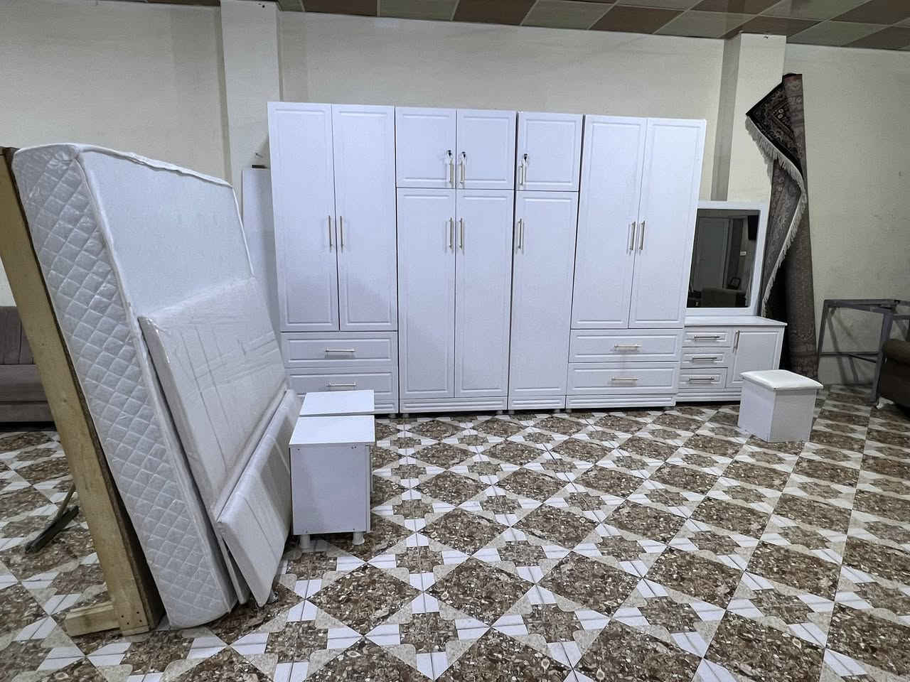 دووبارة بةشتيكي تازةوناوازة هاتينةوةخزمةتان 
ئةم تاقم نوستنة بؤفرؤشتن ٦پارجةية دسكردة
داري عةسليية بالام پريسة لؤك لؤكة بيعيبة
ژم***********
شوين كةلار
