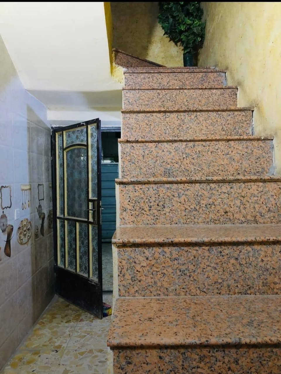 السلام عليكم ورحمة الله وبركاته دار للبيع مساحه ٧٥ متر واقع حال السعر ١٤٥ البياع الشهداء قرب أسواق ابو رائد للإستفسار على ***********
