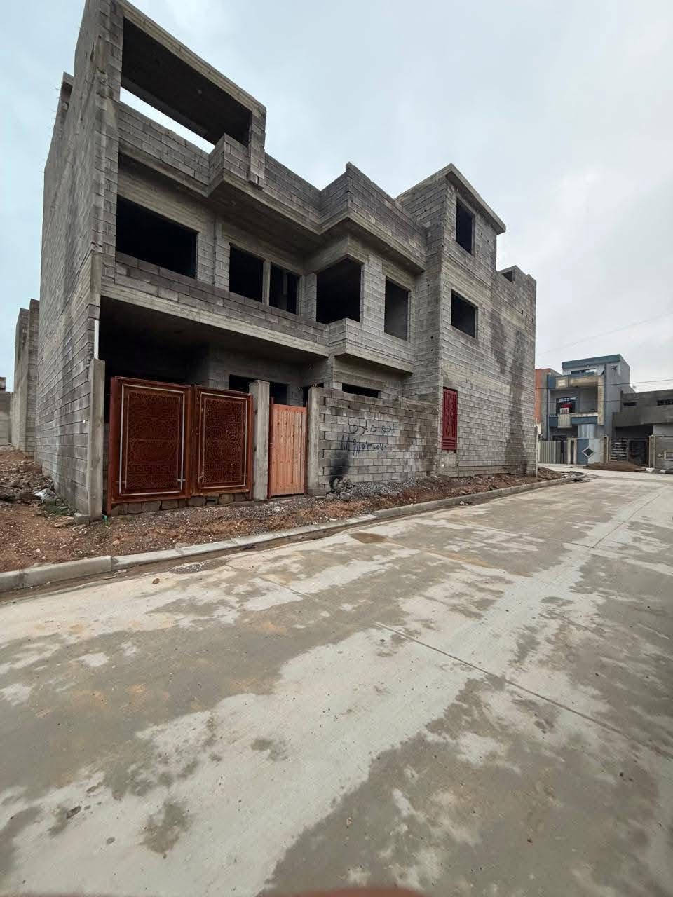 للبيع للبيع للبيع
 هيكل عظم بسعر مناسب جدا
 الموقع: حي السماح – الاساتذة 
(موقع مميز وقريب من الخدمات)
🏠 تفاصيل العقار:
المساحة: 100 متر مربع 
الواجهة: 10 متر
العمق: 10 متر اتجاه شروق 
عدد الطوابق: طابقين
يقع على شارع 15 متر
✨ التقسيم الداخلي:
🔹 الطابق الأرضي:
غرفة نوم
هول استقبال
مطبخ
حمامات
🔹 الطابق الثاني:
3 غرف نوم
هول
صحيات
مقابل الدار حديقة 
💥 مناسب للسكن أو الاستثمار في موقع مرغوب
📞 للاستفسار والحجز:
***********
📍 أو زيارتنا في المكتب:
حي السماح – سايدين جامع طه
 (مجاور جامع طه)
