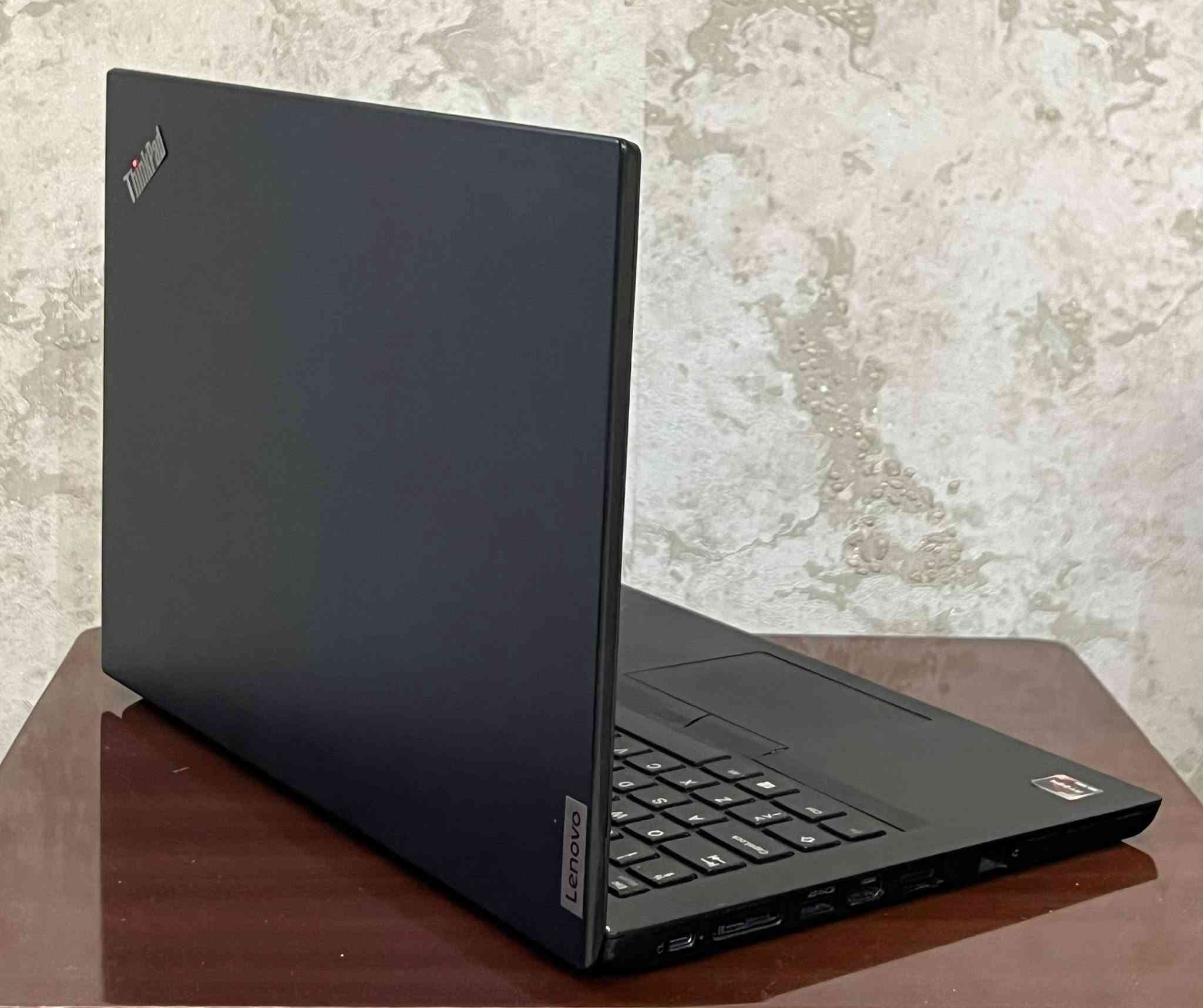 Lenovo ThinkPad .. وحش العمل الشاق بمعالج يعادل جيل الحادي عشر بسعر مميز🔥Ryzen 5! 💻
للبيع لابتوب Lenovo ThinkPad الغني عن التعريف، معروف بمتانته العالية وقوة تحمله للأعمال اليومية، الدراسة البرمجية، والعمل المكتبي المستمر.
⚙️ المواصفات الفنية:
 المعالج: AMD Ryzen 5 4500U (معالج سداسي الأنوية، أداء عالي جداً وسريع بمعالجة البيانات).
 الشاشة: بحجم 14 بوصة وبدقة Full HD (1080p)، ألوان واضحة ومريحة جداً للعين ومناسبة للاستخدام المطول.
 الذاكرة العشوائية (RAM): 8 GB.
 الهارد (التخزين): NVMe SSD 256 GB (إقلاع فائق السرعة للنظام واستجابة فورية للبرامج).
 كرت الشاشة: AMD Radeon Graphics (ممتاز للتصفح، الدراسة، والأعمال اليومية).
🌟 مميزات الجهاز:
 سلسلة ThinkPad: معروفة بأقوى كيبورد مريح للكتابة وهيكل متين يتحمل الاستخدام المكثف.
 نظام تبريد هادئ وممتاز يحافظ على استقرار الأداء.
 شاشة مدمجة بحجم مثالي للتنقل والدراسة (14 إنش) وبدقة عالية جداً.
 نظافة الجهاز ممتازة وجاهز للاستخدام مباشرة.
 السعر: 300 ألف دينار عراقي (شامل التوصيل) 📦🚚
 الموقع: بغداد 📍
 للتواصل والاستفسار: يرجى مراسلة الخاص أو الاتصال على الرقم: ***********
 تنبيه: الرقم متواجد عليه واتساب أيضاً للمراسلة السريعة 💬✅
