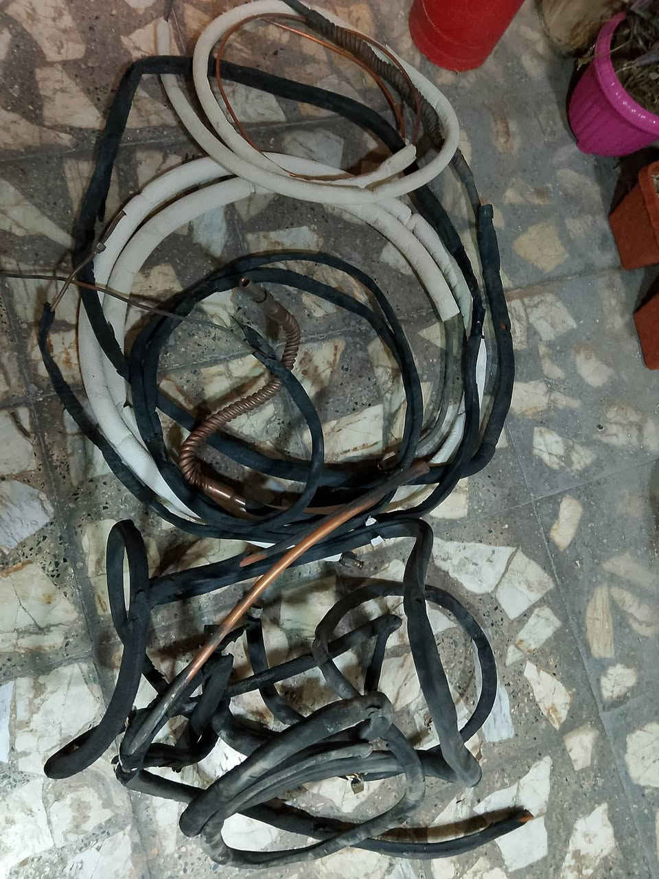 السلام عليكم بواري سبالت 2طن للبيع كوم السعر 125 الف عدد3 خط الدفع والسحب بغداد شهداء البياع شارع المضخة الاول ***********
