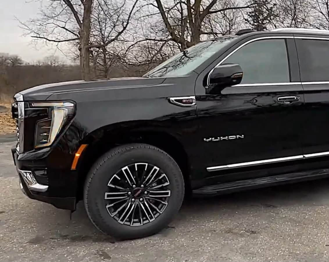 السلام عليكم اخواني الأعزاء
المواصفة التفاصيل
الموديل GMC Yukon Elevation 4WD 2025
نظام الدفع دفع رباعي (4WD)
المحرك V8 سعة 5.3 لتر EcoTec3
القوة 355 حصاناً
عزم الدوران 383 رطل-قدم
ناقل الحركة أوتوماتيكي من 10 سرعات
السعة 8 ركاب (قياسي) / 7 ركاب (مع خيار المقاعد الوسطى المنفصلة)
الوقود بنزين عادي (Regular)
استهلاك الوقود 15 ميل/غالون (مدينة) / 20 ميل/غالون (طريق سريع)
الحد الأقصى للقطر 8,200 رطل
الوزن الفارغ 5,490 رطل

---

2. المواصفات الخارجية

المواصفة التفاصيل
الطول الإجمالي 210.1 إنش
العرض 81 إنش (بدون مرايا)
الارتفاع 76.5 إنش
قاعدة العجلات 121 إنش
العجلات 20 إنش من الألمنيوم
المصابيح الأمامية LED مع إضاءة متحركة (Animated)
المصابيح النهارية LED
الباب الخلفي كهربائي قابل للبرمجة
النوافذ معزولة للصوت وملونة
قضبان السقف جانبية

---

3. المواصفات الداخلية والتكنولوجيا

· شاشة المعلومات والترفيه: 16.8 إنش مع نظام Google المدمج
· شاشة العدادات الرقمية: 11 إنش
· نظام الصوت: Bose بـ 10 مكبرات
· المقاعد الأمامية: قابلة للتدفئة والتعديل كهربائياً
· مقاعد الصف الثاني: قابلة للتدفئة
· المقود: قابل للتدفئة
· مكيف الهواء: ثلاثي المناطق
· شاحن لاسلكي للهواتف
· منافذ USB: في جميع الصفوف الثلاثة
· نقطة اتصال Wi-Fi: 5G
· Apple CarPlay و Android Auto: لاسلكيان

---

4. أنظمة الأمان والمساعدة

· كاميرا محيطية عالية الدقة
· فرامل طوارئ تلقائية مع كشف المشاة وراكبي الدراجات
· تحذير مغادرة المسار و المساعدة في الحفاظ على المسار
· تنبيه النقطة العمياء مع توجيه التدخل
· تنبيه المرور الخلفي مع فرملة تلقائية
· حساسات ركن أمامية وخلفية
· نظام الركن التلقائي
· مثبت سرعة تكيفي (Adaptive Cruise Control)
· مصابيح أمامية عالية أوتوماتيكية
· محدد انزلاق خلفي (Limited-slip rear differential) 
السيارة وارد أمريكي 🇺🇸 
للتواصل والاستفسار ***********
