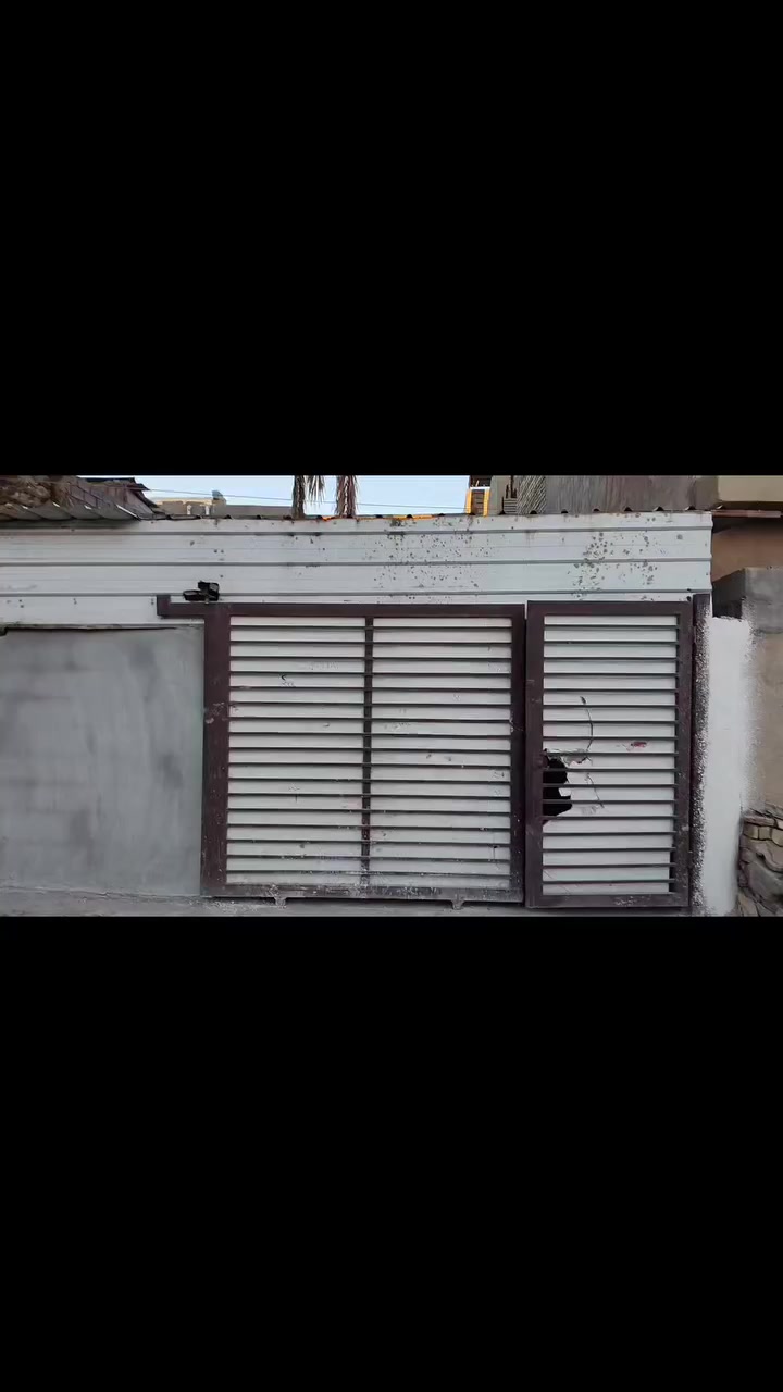 بيت للايجار في حي ١٦ ثاني بيت عن شارع النهر الرئيسي يحتوي البيت على غرفتين نوم واستقبال ومطبخ وكراج كبير سعر الإيجار ٣٠٠الف دينار للاستفسار الاتصال على الرقم *********** ***********
