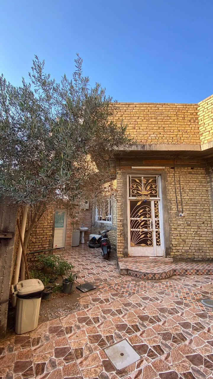 ✨ دار سكن للبيع – فرصة مميزة ✨

📍 العنوان: أم الخيل الثالثة
شارع 20 متر قرب مدرسة قطر الندى الابتدائية

🏡 دار طابق واحد
📐 المساحة: 200 متر
📄 طابو صرف

🔹 تفاصيل الدار:
• غرفتين
• صالة
• استقبال
• مطبخ
• مجموعة صحيات
• كراج سيارة
• سطح

🌟 موقع هادئ ومرتب 
✅ تتوفر كافة الخدمات
💫 فرصة ممتازة للسكن والاستقرار وبسعر كلش حلو

📞 للاستفسار مراجعة مكتب علاء الخالدي للعقار
أو الاتصال بالرقم:
***********
