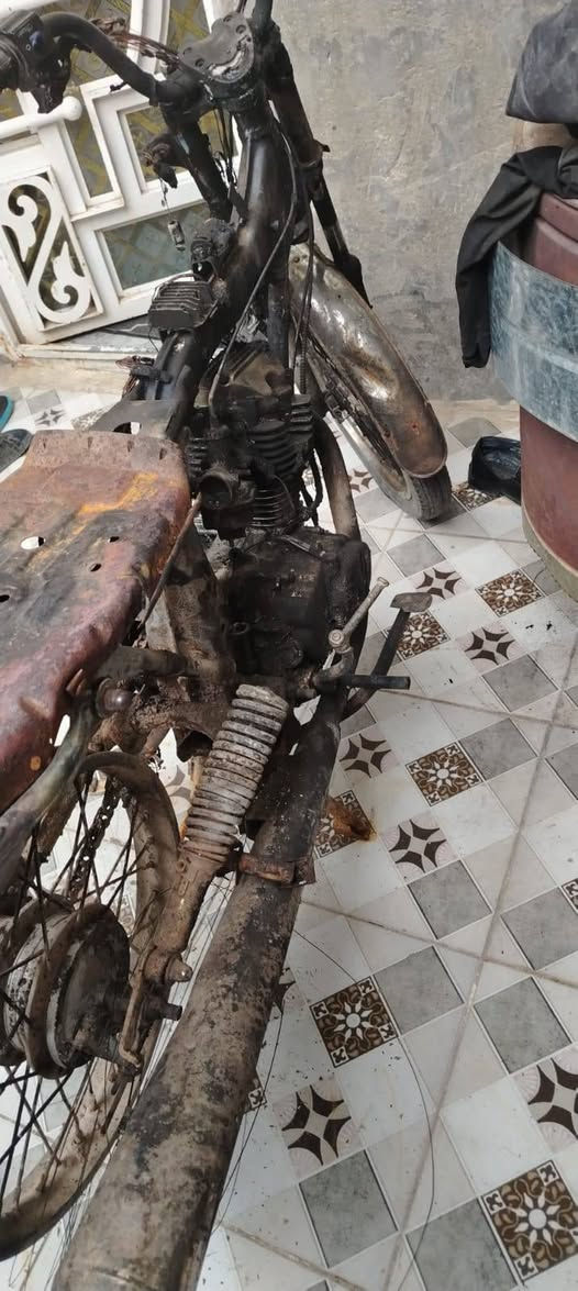 السلام عليكم دراجه للبيع على هاي وضعيه حتركت ومالحكت عليه مديل 2023 محرك مابي شي مامفتوح شاصي اصولي اوراقه كامله وكيله بالخان دراجه لا مضوربه ولا كلشي بيه شاصي مابي شي محرك وياله دبلات مابيهن شي مكاني نجف نداء رقم ***********
