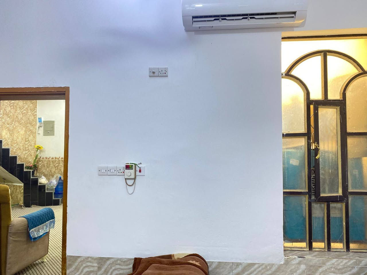 يا الله توكّلنا على الله 🌹
للبيع بيت مرتب وجاهز للسكن، فرصة ما تتعوض:
بيت مساحته 250 متر، حجة ملك صرف وتحويل مباشر، موقعه مميز جداً بصف حسينية زين العابدين، يبعد عن الشارع العام تقريباً 100 متر – منطقة هادئة ومرتبة (شطيطه).
البيت يتكون من:
4 غرف نوم (غرفتين بالطابق الأرضي وغرفتين بالطابق العلوي)، تصميم عملي ومريح للعائلة.
ومو بس هذا 👇
البيت يجي ويا:
كاونتر جاهز
تخم أثاث
سبالت (مكيفات)
يعني حرفياً تشتري وتدخل تسكن مباشرة بدون تعب أو مصاريف إضافية 👍
المكان كلش حلو ومرتب، مناسب للناس اللي تدور الراحة والقرب من الخدمات.
📞 للاستفسار والشراء: ***********
ملاحظة: الرجاء الاتصال للجادين فقط 🌹
