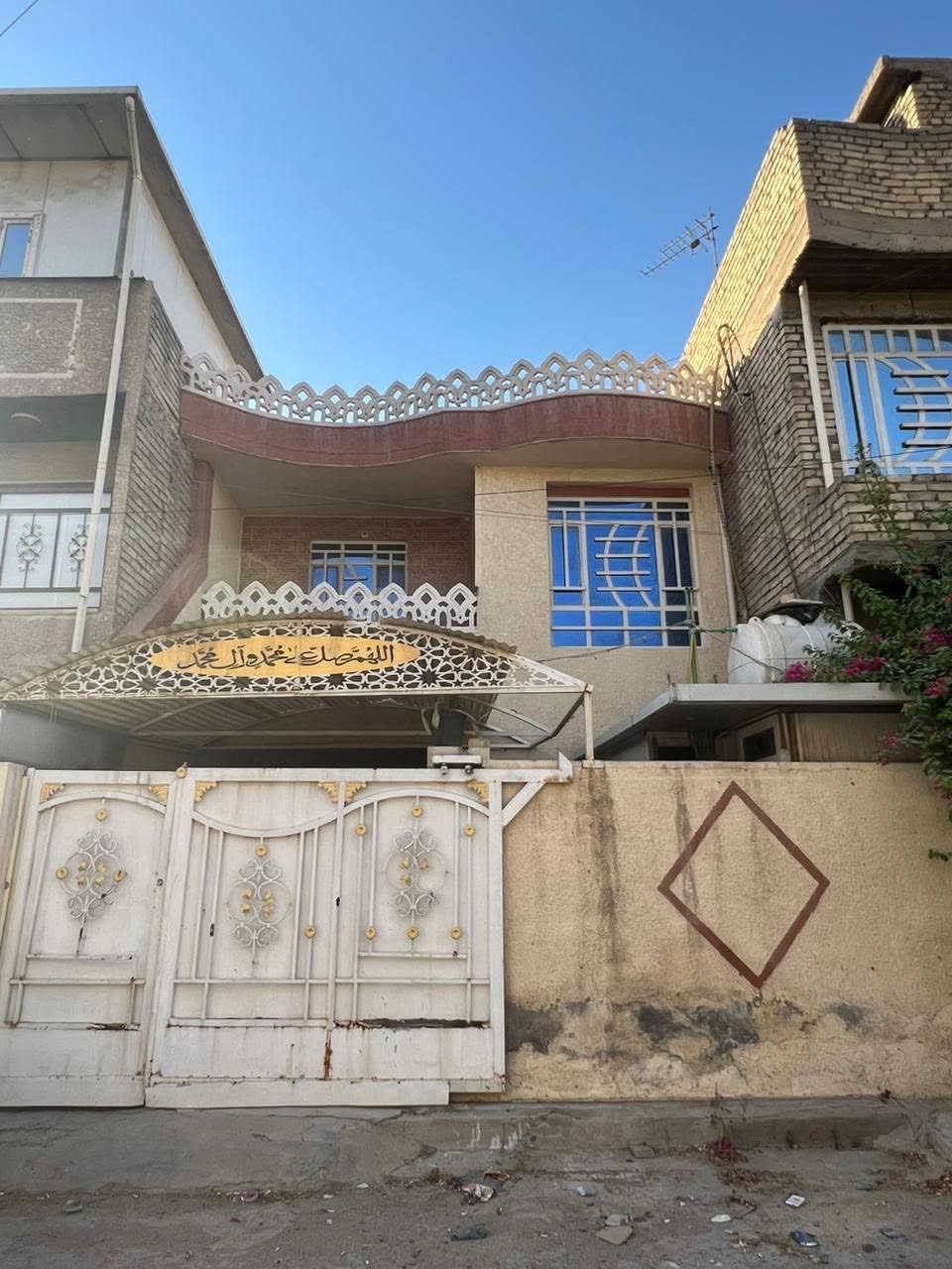 السلام عليكم
بيت للبيع
المساحه( 105)متر
الوجهة(7)
النزال(15)
متكون من 3غرف نوم واستقبال ومطبخين حراري وبارد وكراج ومغاسل خارجيه وداخليه عنوان بغداد
بغداد الجديدة قرب مدرسه حمورابي العلياء 
الاستفسار عبر الرقم ***********
