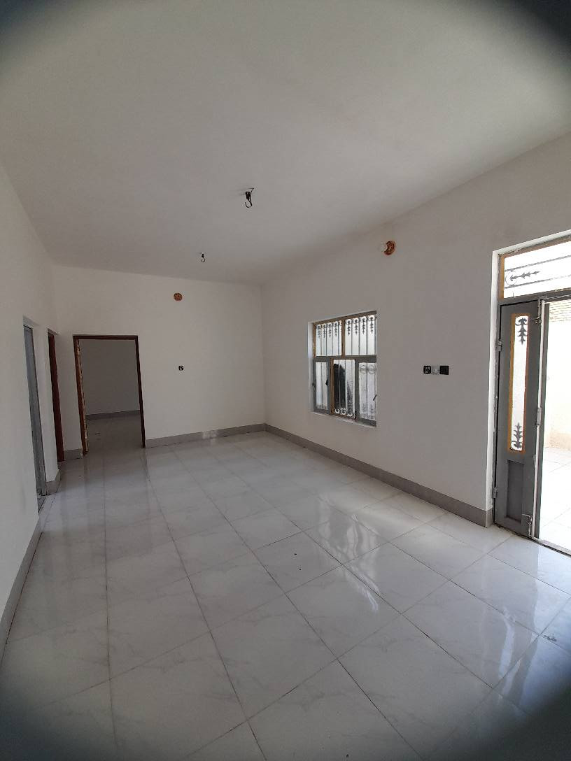 سلام عليكم 
دار للبيع 
طابو زراعي.   إقرار محكمة.  مرقم من البلدية
المساحة  150 متر  ركن على شارعين 
البيت إعادة ترميم رجع جديد 
يحتوي على غرفتين كبار 
صالة كبيرة 
استقبال كبير 
صحيات داخلية وخارجية 
البيت عالي عن الشارع 
خدمات كاملة ماء كهرباء مولدة خط سيارات سوق مدارس والمنطقة حلوة وجيران ذهب 
المكان شارع المعمل خلف مدرسة الازدهار 
السعر المطلوب  ٤٠ وبي مجال 
للاستفسار الاتصال على الرقم
*********** النجف, العراق
