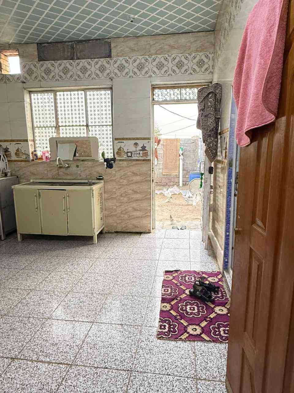 السلام عليكم بيت زراعي للبيع بناء حديث 220متر يتكومن من طرمة وستقبال خارجي ومطبخ وهول وغرفتين ومناور ثنين وصحيات داخلية وخارجية وحمام داخلي بيت مرتب جاهز للسكن وعالي عن الشارع مكان البيت //حي الشهداء قرب اسووق فاهم مقابيل بيت كرار ال حربي //السعر 35//وبي مجال للشراي //***********//اتصل ومتواجد خاص
