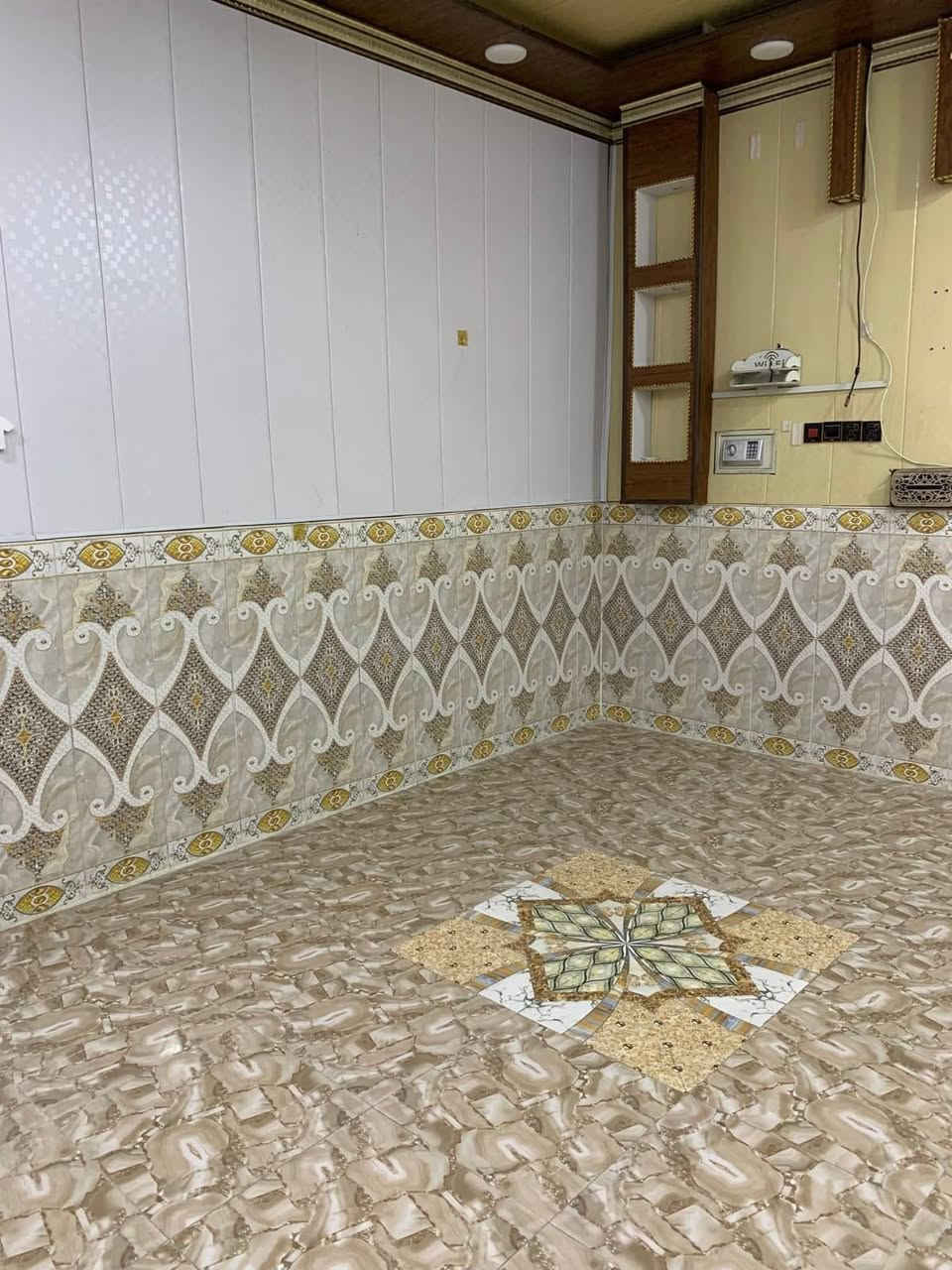 بيت للايجار طابقين 
القبله حي موسى الكاظم 
قرب مستوصف السوك الكبير
المساحه 108م
يحتوي على 3 غرف منام واستقبال وصالتين ومطبخ حار وبارد وصحيات داخليه وخارجيه خزانين ماء حلو وماء اسالة البيت تشطيب جديد مجهز كامل البيت مطل على خدمات 
الايجار 600 الف نهائي ***********
