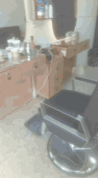 ديكور  حلاقه  مستخدم  شهر  بعده كله جديد ديكور ميزين ومري اثنين بيضويه ابو الدد + كومدي اربع جرارات + ملحق تخم خمس امتار ثلاث قطع جلد  دوشك ضغط  كرسي من شركة vgr الامريكيه بعده كله بحاله جديد للبيع بسعر مناسب  تواصل وتساب وتصال *********** عنوان تكريت
