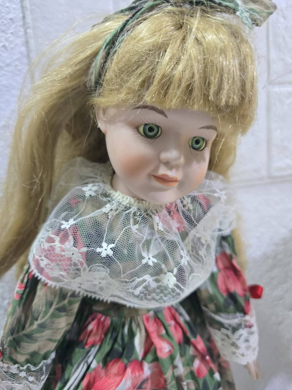 دمية بورسلين عتيقة انتيكة قطعة اصلية مختومة  (Vintage Porcelain Doll) تُعرف باسم "دانييلا" (Daniella) من مجموعة "The Classique Collection" الشهيرة
.الدمية مصنوعة من بورسلين البسكويت الناعم (Fine Bisque Porcelain)، ومزينة بملامح مرسومة يدوياً وملابس كلاسيكية مزخرفة بالدانتيل 
الحجم 40 سم 
السعر 30 الف


**إذا كنت صاحب هذا الإعلان وتريد حذفه لأي سبب، رجاءا أرسل رسالة إلى الدعم الفني**