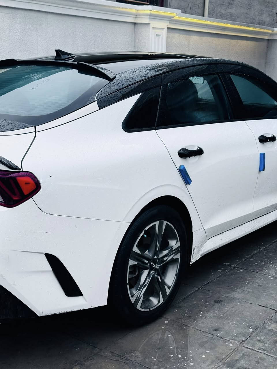 ‏_ Kia K5  _  ( G T )2021  معوقين اقل سنه بعد اتصير حره
‏   1600 Turbo ✈️✈️✈️✈️السعر155

((حادث السيارة : جاملغ وبنيد ) السياره عليهه منضومة غاز خاصه بل تيربو بريطاني المنشأ

المواصفات:  قفلة ملف الـ K 5 اعلى فئة 
الموديل: 2021
الفئة: GT
المحرك:  1.6T

السقف: زجاجي بالكامل بانوراما 
شاشة لمس كبيرة (قياس 10.25 )
نظام ملاحة GPS
نظام صوتي فاخر من Boss 12 سماعة 
بلوتوث + USB تايب سي + أبل كاربلاي + أندرويد أوتو
شحن لاسلكي للجوال
دخول وتشغيل ذكي (بصمة)
تشغيل عن بعد
مقاعد أمامية كهربائية
تسخين وتبريد المقاعد 
نظام تكييف منفصل قطعتين 
ماوس تحكم بـمودات القيادة 
ستيرن رياضي GT 
كشنات مختوم 
ترحيب عند الاقتراب / جنطة تنفتح عند الاقتراب 5 ثواني
إضاءة داخلية LED
نظام اختيار وضعيات القيادة
( Eco _ Normal _ sport _ sport plus ✈️ )
حساسات أمامية وخلفية وجانبية 
رادار 360 درجة في كل الاتجاهات 
كاميرات 360 درجة عالية الدقة
أنوار أمامية LED بالكامل
أنوار نهارية DRL
أنوار خلفية لد متقطع  
مرايا كهربائية مع إشارات وقابلة للطي وقلاب مع البگ
زوائد رياضية GT
نظام تنيبه السائق 
حساسات مطر وتحكم أوتوماتيكي بالمساحات
نظام إضاءة أمامية اوتماتيك
نظام مانع انغلاق المكابح (ABS)
نظام الثبات الإلكتروني (ESP)
نظام المساعدة في صعود المرتفعات
نظام مراقبة ضغط الإطارات (TPMS)
نظام تحذير التصادم الأمامي
نظام التنبيه عند تحرك السيارة الأمامية في الترفك لايت
إطفاء ذاتي 
سايد بريك يعمل مع المكابح تلقائيا
نظام الكبح التلقائي في الطوارئ (توقف ذاتي) 
نظام التنبيه عند الخروج عن المسار
نظام المحافظة على المسار
نظام مراقبة النقطة العمياء
نظام تنبيه حركة المرور الخلفية
فرامل يد كهربائية مع Auto Hold
إطفاء السيارة اوتوماتيكياً
السعر المطلوب 155 وبيها مجال للشراي
للاستفسار الاتصال بالرقم *********** بيه واتس اب
