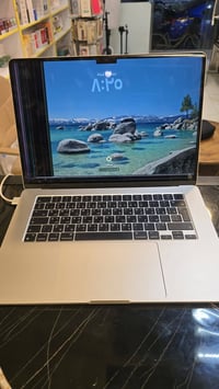 ماك بوك اير  M3 شاشه مثل ما واضح بصورة  مقاس 15 هارد 512  رام 8  الشرا...