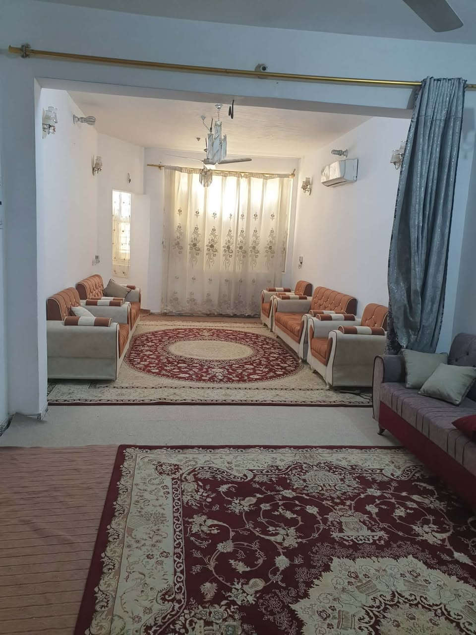 بيت بحي الفارس 200م ثاني بيت عن الركن مقابل حديقة بداية حي الفارس قرب المحطة موقع جيد جدا طابق واحد والطابق الثاني غرفتين الاماميات مهيكلات فقط والطابق الارضي غرفتين وصالة استقبال مطبخ حار بارد صحيات داخلية خارجية سعرة 260 مليون رقم التواصل ***********
