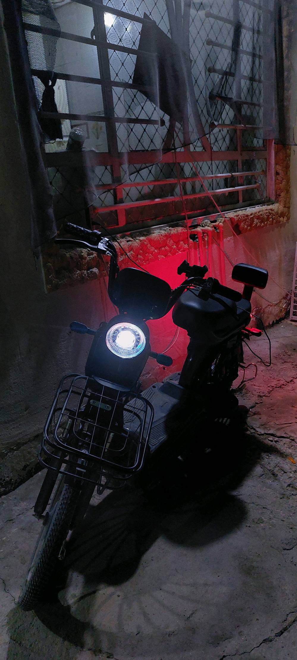 سلام عليكم بايسكل شحن للبيع جديد صارلي ٣ أشهر من ماخذه جديد بطاريات جديد ماصارلي ١٥ يوم من اشتردتهن عقل جديد كلش كامل يمشي عل شحننه الوحده ٢٠ كيلو اني اروح بيه للشغل ولحمد لله  ما وكفني بل شارع يمشي ٦٠ سعره ٤٥٠وبيه مجال للطيبين هذا رقمي*********** بيه اتصال و واتساب