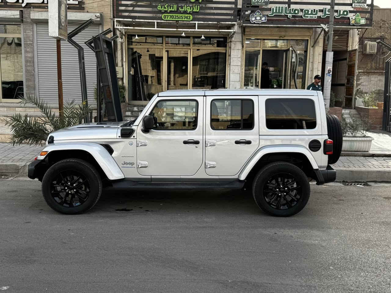 السلام عليكم جيب رانكلر صحارى 4Xe 2023  لون سلفر 
 دخول جديد

‏Jeep Wrangler 4Xe 2023 2.0L 4

حجم المكينه : 2000 تيربو + هايبرد + هجين شحن خارجي
المسافه المقطوعه : 21000       
                       السياره حادث بسيط جدا فقط البنديد مبدل ومصبوغ 
                  

المواصفات
بصمة تشغيل وابواب 
تشغيل عن بعد 
شاشة كبيرة 
جلد 
تدفئة كشن وستيرن 
دمام خلفي 
لايت عدسات زنن
لو كير 
السقف ٣ قطع يتفصح تصير كشف 

للاستفسار الاتصال على الرقم

***********
مكان السيارة شارع فلسطين 
السعر 275 وبي مجال
