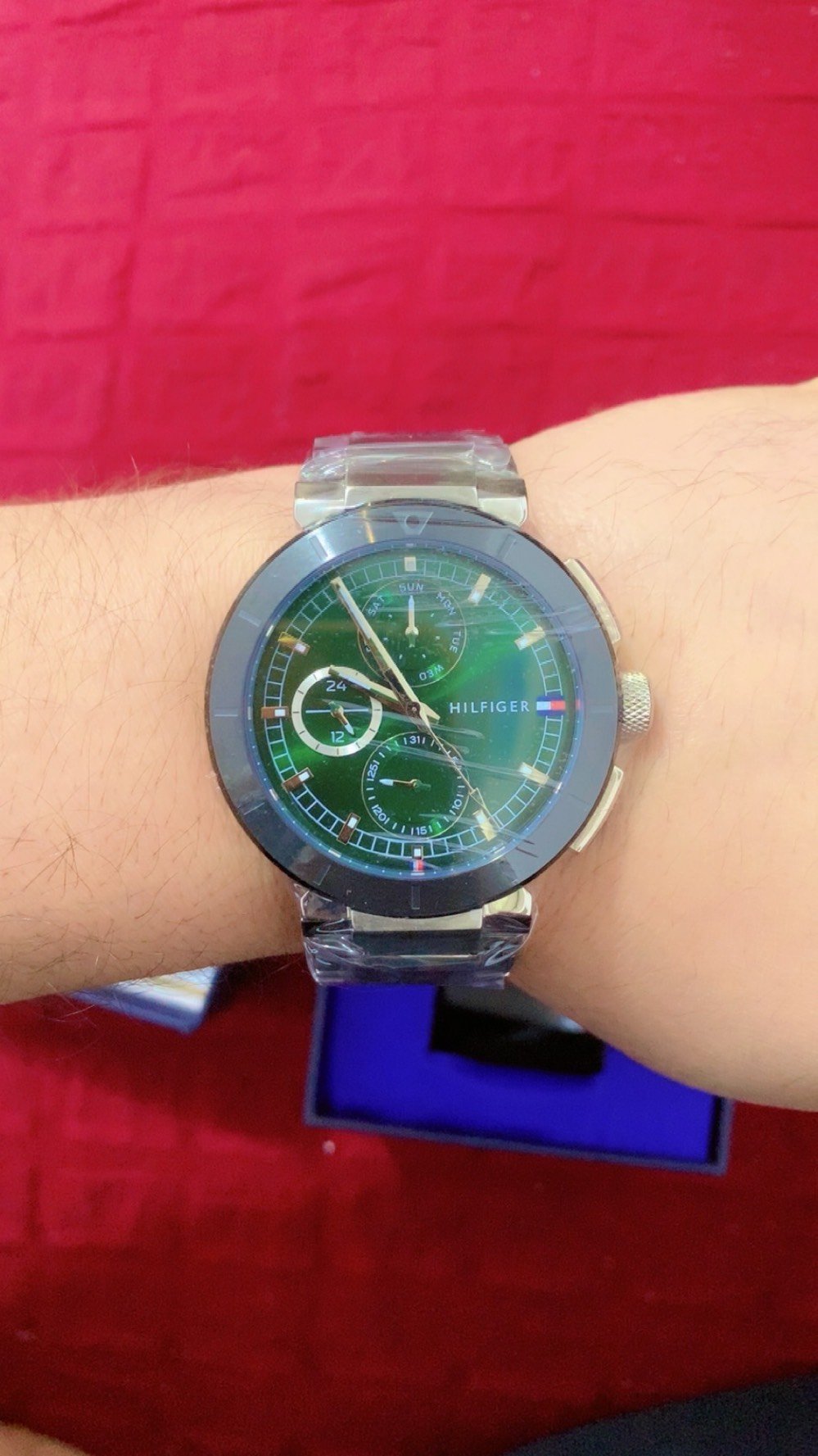 ساعة ماركة تومي هيلفيگر جديدة غير مستعملة سير سلستيل اصلي لون المينه اخضر مميزة وجذابة جداً بالارتداء سناتر شغالة موجود باركورد خاص بيها يوضحلك باقي تفاصيلها مكاني بغداد الجديدة سعرها ٧٥ الف دينار عراقي سعر تصفية