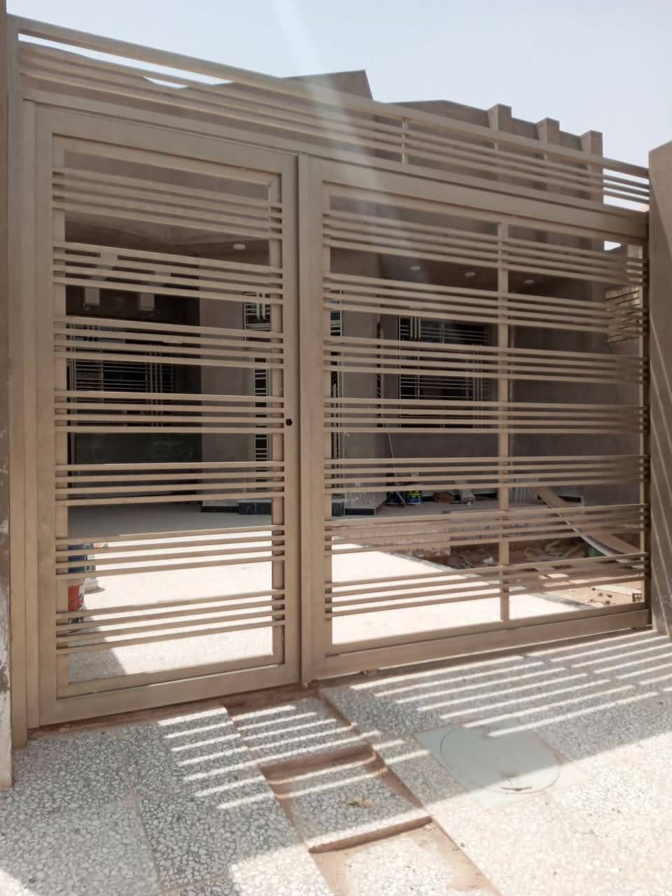 سلام عليكم صباغ متفرغ حديد شبابيك وبيبان واجهات داخلي وخارجي بسعار مناسبه استفسار عل رقم ***********
