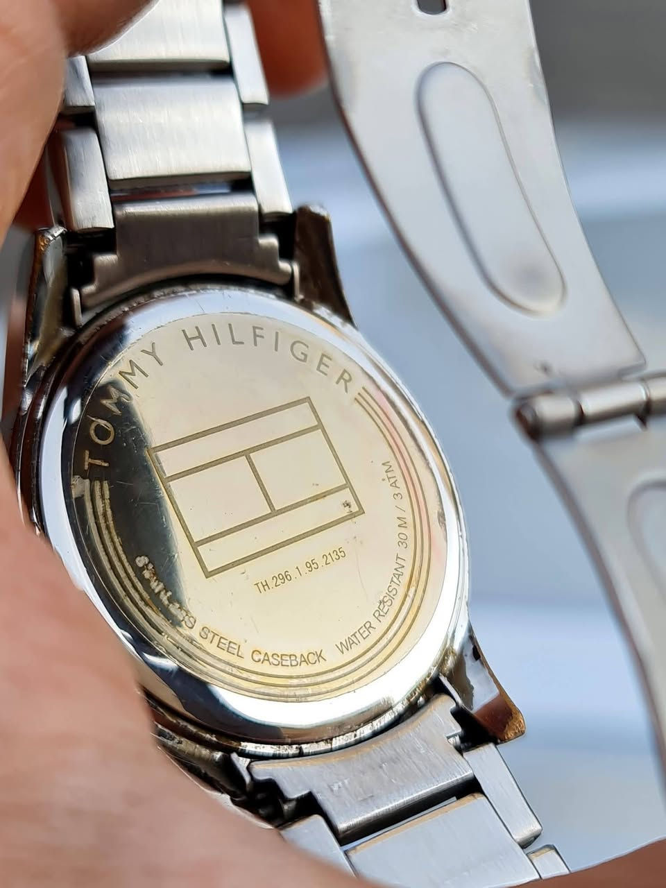 ⌚ Tommy Hilfiger Original – أناقة يومية بطابع رياضي فخم

ساعة تومي هيلفيغر الأصلية بتصميم كلاسيك عصري، تناسب اللبس
اليومي والرسمي، وتعطي حضور قوي على اليد.

🔹 التفاصيل والمواصفات:

الماركة: Tommy Hilfiger – تومي هيلفيغر
الحركة: Quartz ياباني دقيق
المينا: أسود أنيق مع أرقام واضحة
الهيكل: ستانلس ستيل مقاوم للصدأ
السوار: ستانلس ستيل أصلي
الحالة: بحالة الوكالة 

✨ ساعة عملية، فخمة، وتكمل أي ستايل اختيار مثالي للي يحب الأناقة الهادئة والاسم العالمي.

📩 للتواصل والاستفسار خاص او 0795472588

✨️يرجى متابعة الصفحه لكي يوصلكم كل ما هو جديد ✨️⌚️


**إذا كنت صاحب هذا الإعلان وتريد حذفه لأي سبب، رجاءا أرسل رسالة إلى الدعم الفني**
