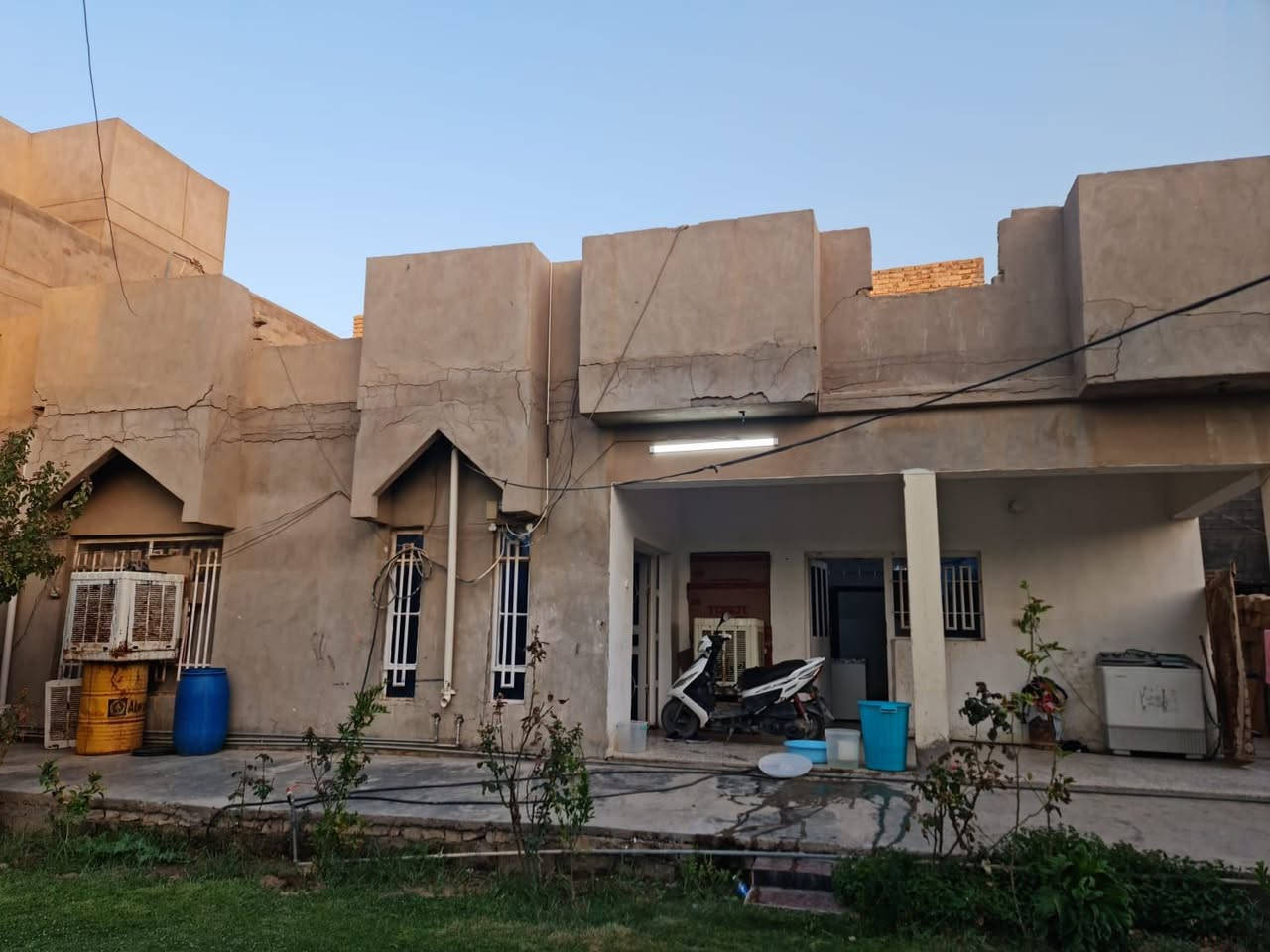 السلام عليكم بيت البيع البيت طابو صرف المساحه 300 + الحديقه 255 زراعي ضمن البيت المجموع المساحه 555 السعر 155 مليون العنوان الرمادي الصوفية قرب جامع الصالح التواصل***********
