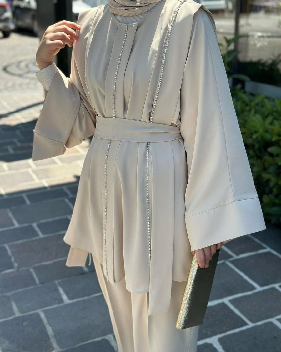 بدلة قطعتين وحزام متكونة من :- 
( بلوزة ، سروال )

السعر 360د 🌸 

تسليم فوري ✅


**إذا كنت صاحب هذا الإعلان وتريد حذفه لأي سبب، رجاءا أرسل رسالة إلى الدعم الفني**