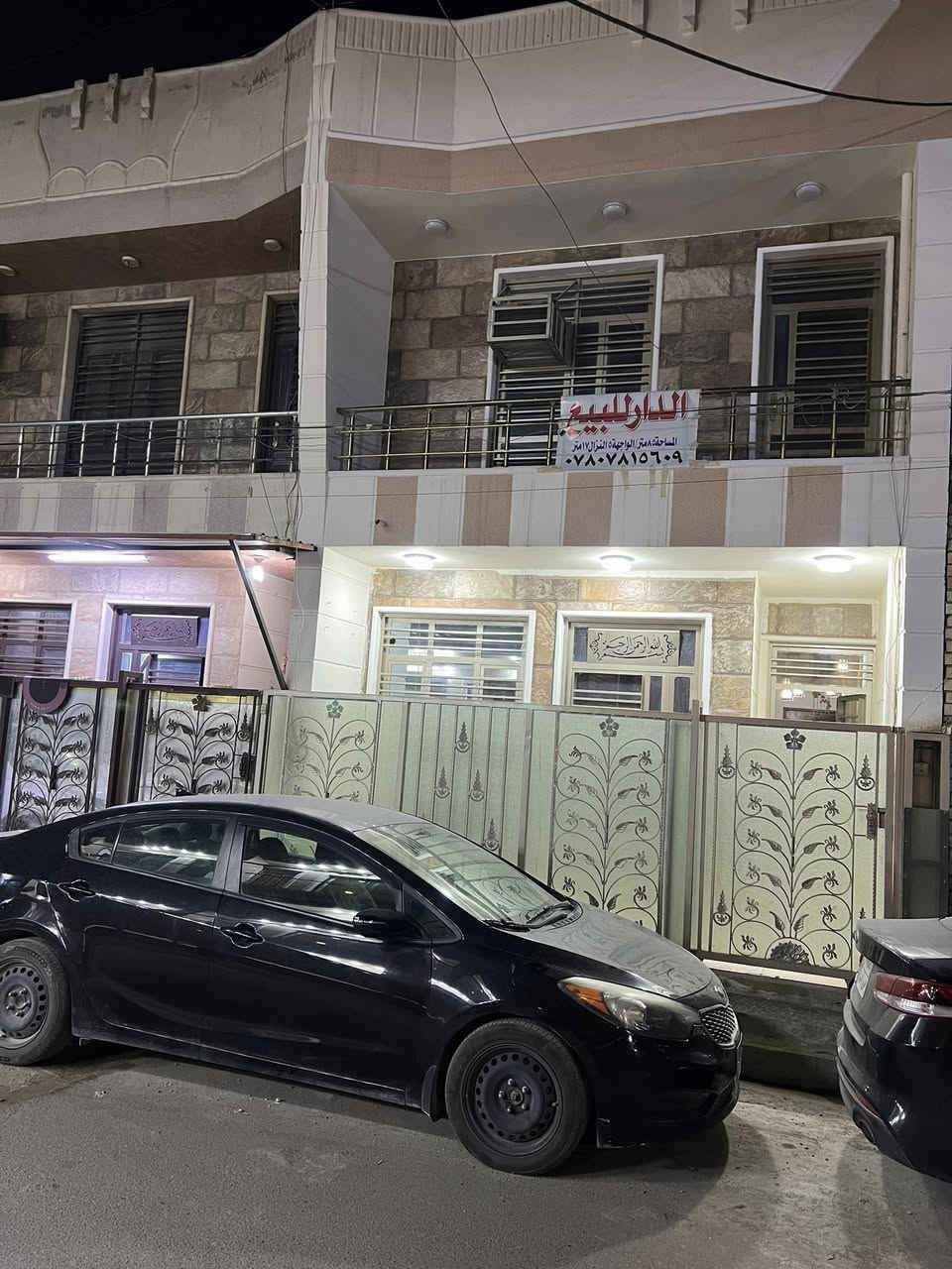 السلام عليكم للبيع  بيت مساحة 82 متر واجهة 5 مدخلين للدار الطابق الارضي صالة ومطبخ وحمام ومنور وغرفة والطابق الاول غرفتين نوم وحمام العنوان حي الحسين قريب على الشارع التجاري والمدارس فرع مرطبات الريان رقم ***********
