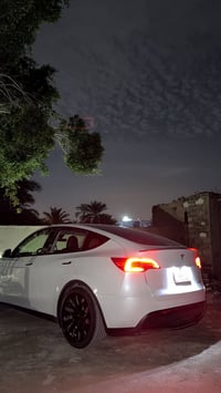 تيسلا Y بيفورمنس 2023 للبيع ماشية 26  حادث جاملغ وبنيد كفاله شاصي ولغد...