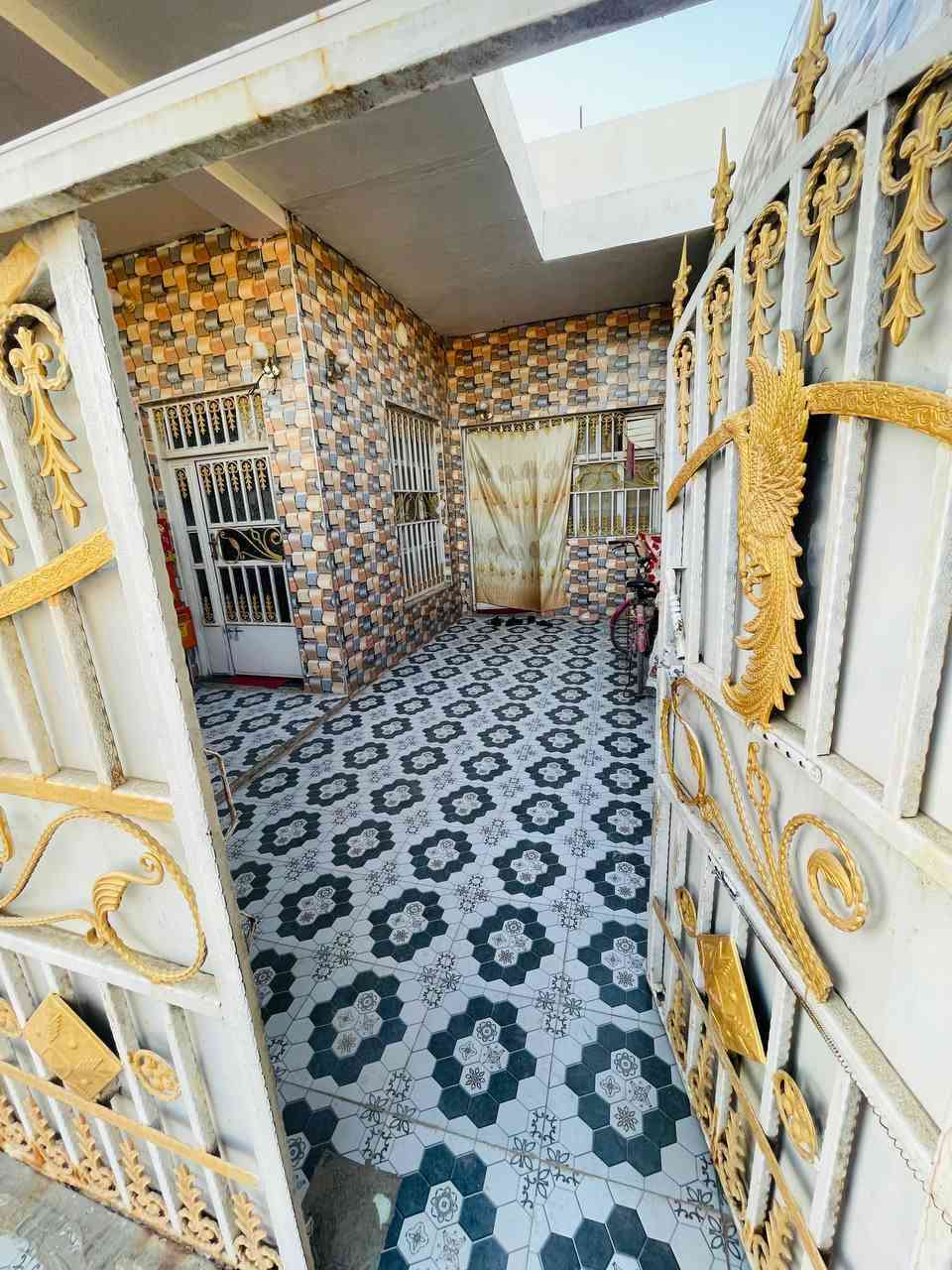 السلام عليكم أحبتي ♥️
الدار للبيع اضافه لذالك محل مساحتة 5*4

العنوان نزله سيد محمد قرب الإمام الحمزة  عليه السلام 

مساحة البيت الكليه    230 م

الواجه   12 م
النزال  20  م 

البيت يتكون من غرف  نوم عدد 2
كل غرفه مساحتها  عرض 4 طول 5

مساحة الاستقبال /7*4 / عرض 4 طول 7 م

مساحة المطبخ / 4 عرض طول 5
اضافه لذالك مطبخ بارد 

الصالة / عرض 4 طول 6

يوجد ممر داير مداير البيت

يتكون من صحيات داخليه وصحيات خارجيه

السعر والاستفسار أكثر تواصل مع صاحب البيت 

***********
***********
