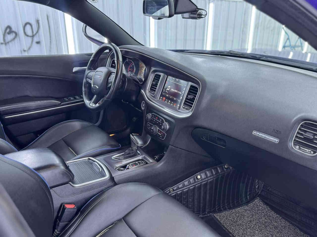 جارجر جيتي GT سوبر تراك خليجي وكاله هارلم فول موصفات 
مكفوله كفاله عامه بدون بارد او صبغ او شخوط جديده جدآ و تراي سياره جدآ جديد 
بدون اي نقص موديل 19 
موصفات 
سلايد روف 
حساسات 
شاشه كبيره 
كير شفتات ستيرن 
كشن كهرباء و جلد 
بصمات 2 و تشغيل عن بعد 
شاشه داش كام امامي و خلفي 
سوبر تراك 
و بعد موصفات جيتي 
مكاني بغداد حي الاعلام رقمي ***********
