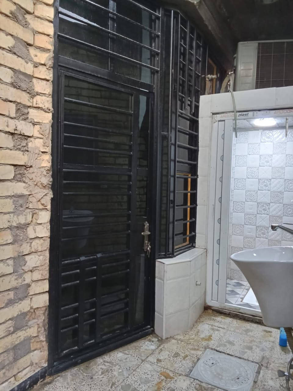 السلام عليكم دار للبيع 100 متر طابقين كافت خدمات بغداد الكمالية كاع ابو رشاد ***********
