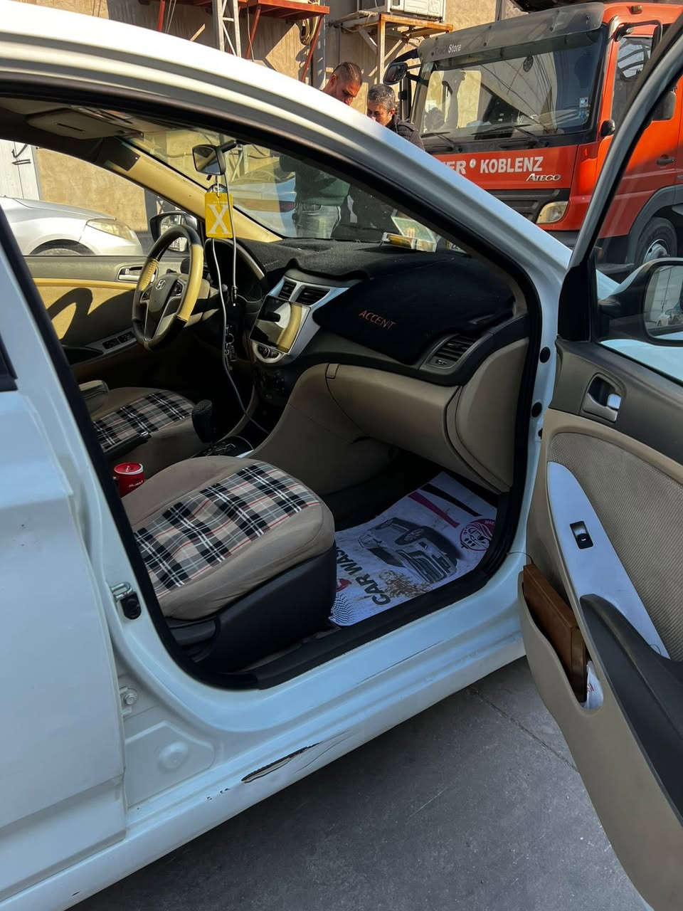 السلام عليكم
هونداي اكسنت خليجيه محرك 1600 المرغوب قطرتين موديل 2015 استلام شركه نفس المالك بلاديه بدون حادث بيها طخات بسيطه شاشه كبيره تخم تاير جديد خمسه ويل كب حداديه كامله قبل شهرين خلفي وامامي باتري امرون جديد تحكم استيرن نضام ايكو والمواصفات المعروفه 

السعر 108$ وبيها مجال بسيط 

مكان السياره بغداد جميله

للاستفسار الاتصال على الرقم ***********
