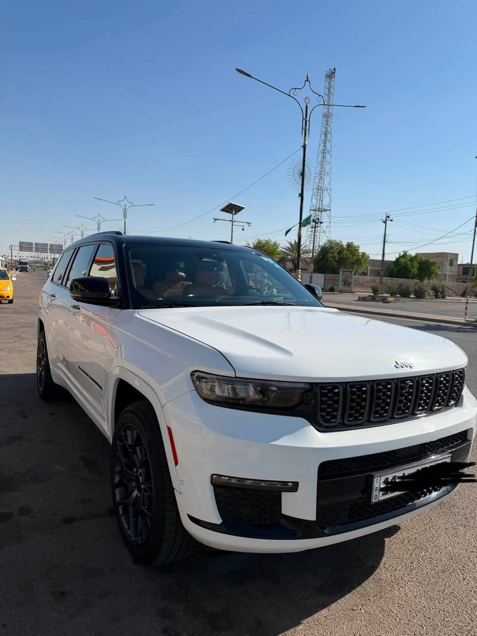 � للبيع | Jeep Grand Cherokee Summit 2023 🔥
فرصة للراغبين بسيارة فخمة، قوية، وبأعلى فئة (Summit).

✅ الموديل: 2023
✅ الفئة: Summit (فل مواصفات)
✅ المحرك: HEMI 5.7 V8
✅ الممشى: 64,500 كم
✅ اللون: أبيض (Two Tone) مع سقف أسود
✅ الدفع: 4×4
✅ الوارد: أمريكي

حالة السيارة:

* وارد سرقة.
* تم تبديل الأبواب الأربعة + الصندوق + البنيد + الجام لغات، وجميع القطع أصلية وراجعة لمكانها.
* السيارة جاهزة ولا تحتاج أي مصروف.

✨ المواصفات:

* أعلى فئة Summit.
* مقاعد جلد فاخرة.
* شاشة كبيرة.
* كاميرات وحساسات.
* ذاكرة للمقاعد.
* تدفئة وتبريد للمقاعد.
* سقف بانوراما.
* نظام دخول وتشغيل ذكي.
* وجميع المواصفات المعروفة لفئة Summit.

💰 السعر: ( 40.000 $ )

📍 الموقع: ميسان - العمارة
🚘 رقم السيارة: بغداد

📞 للاستفسار: ***********

السيارة نظيفة جداً، والمعاينة خير دليل، والجادين فقط يرجى التواصل. سعره بيه مجال
